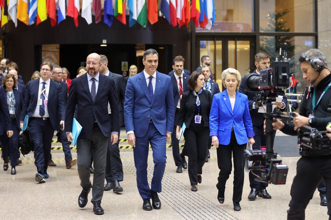 Predsednica evropske komisije Ursula von der Leyen, španski premier Pedro Sánchez in predsednik evropskega sveta Charles Michel imajo za sabo dramatično dogajanje na vrhu EU. FOTO: Johanna Geron/Reuters