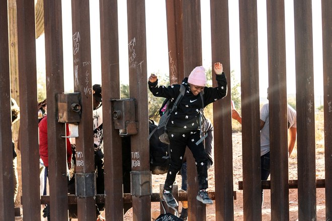 Otrok med preskokom meje ZDA z Mehiko pri arizonskem  Lukevillu. FOTO: Go Nakamura/Reuters