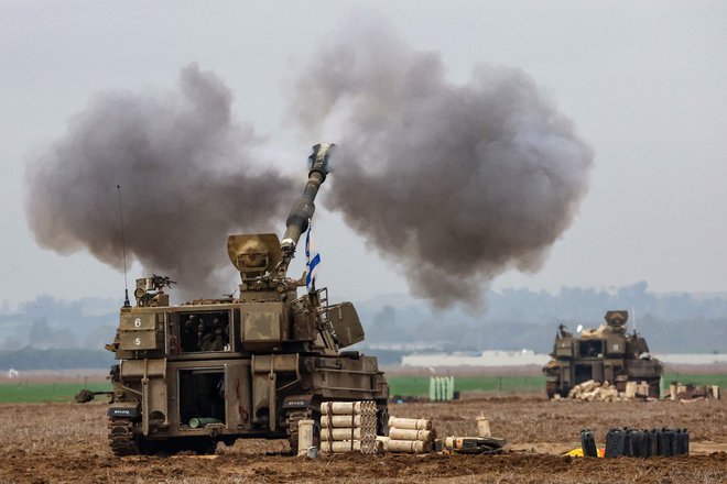 »Med boji v soseski Šujaja je vojska pomotoma identificirala tri izraelske talce kot grožnjo. Posledično so vojaki streljali proti njim in jih ubili,« je na izraelski televiziji sporočil tiskovni predstavnik vojske Daniel Hagari. FOTO: Jack Guez/AFP