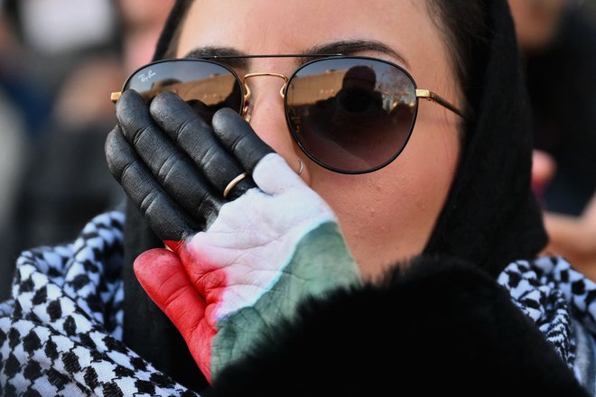 Podporniki Palestine so se 12. decembra pred zasedanjem Generalne skupščine ZN zbrali pred poslopjem organizacije. FOTO: Angela Weiss/AFP