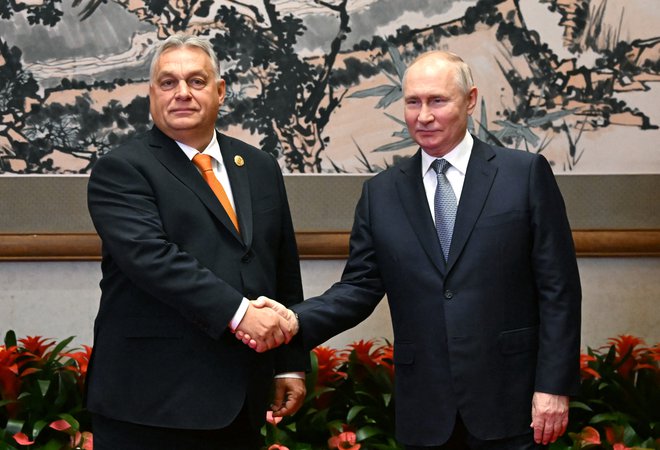Politika, kakršno v EU vodi Viktor Orbán, je med ruska vojno proti Ukrajini voda na mlin Vladimira Putina. Srečala sta se oktobra na Kitajskem. FOTO: Sputnik via Reuters