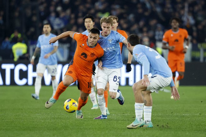 Lautaro Martinez (v oranžnem dresu) je že pri 15 prvenstvenih golih v sezoni. FOTO: Remo Casilli/Reuters