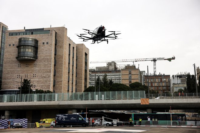 Komercialno dostopni droni, ki bodo lahko prenašali tudi težke tovore, napovedujejo novo revolucijo v logistiki. FOTO: Ronen Zvulun/Reuters