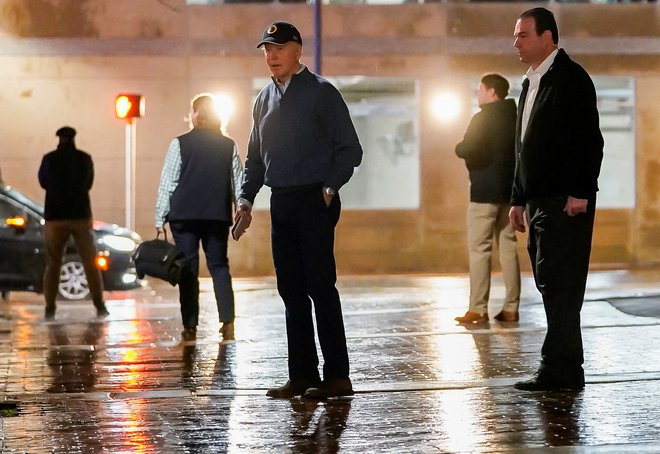 Ameriškega predsednika Joeja Bidna je presenetil glasen pok. Foto Nathan Howard/Reuters