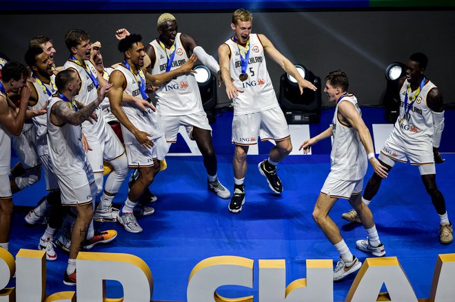 Za izjemne predstave in naslov svetovnih prvakov brez izgubljene tekme so bili nemški košarkarji v domovini nagrajeni z nazivom ekipa leta. FOTO: Sherwin Vardeleon/AFP