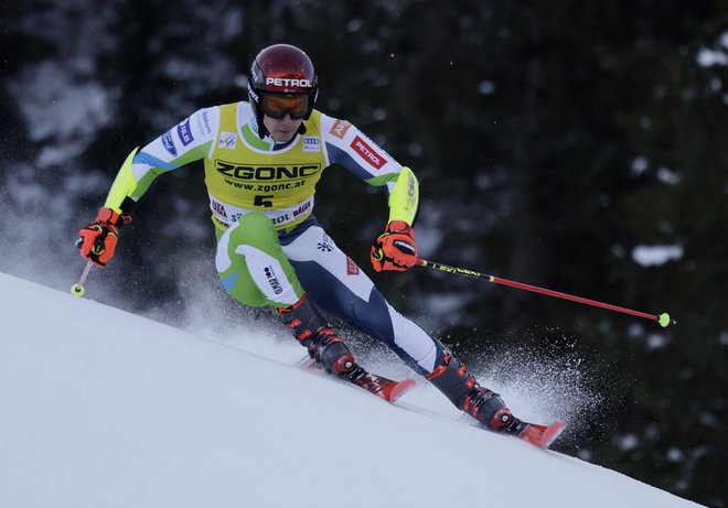 Le Marco Odermatt je v prvi vožnji znova odstopal, ostalim je Kranjec zelo blizu. FOTO: Leonhard Foeger/Reuters