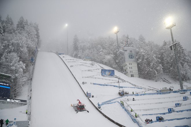 Plaz je poškodoval skakalnico v Bischofshofnu. FOTO: Lisi Niesner/Reuters