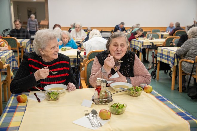 Zimski dodatek prejme skoraj 639.000 ljudi. FOTO: Voranc Vogel/Delo