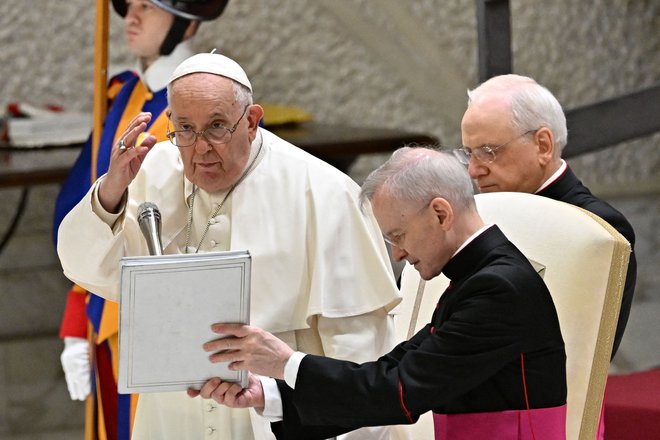 Papež Frančišek je že večkrat dejal, da bi morala biti Cerkev odprta za vse, tudi za vernike LGBTQ+. FOTO: Andreas Solaro/AFP