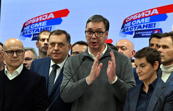 Nedeljski volilni razplet je največ veselja prinesel predsedniku Aleksandru Vučiću, njegovim strankarskim kolegom in njihovim podpornikom. Foto Elvis Barukcic/AFP