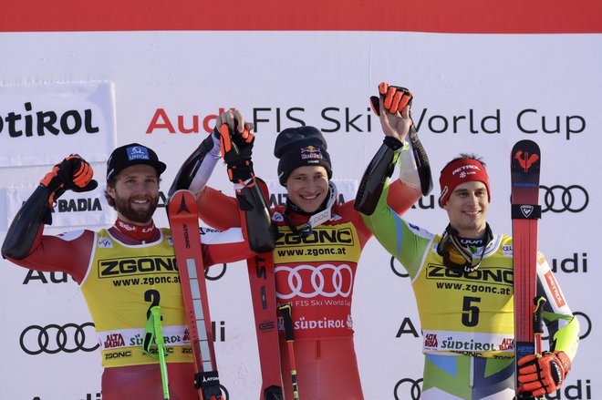 Avstrijec Marco Schwarz, Švicar Marco Odermatt in naš Žan Kranjec so se takole veselili uvrstitve na stopnćke. FOTO: Leonhard Föger/Reuters