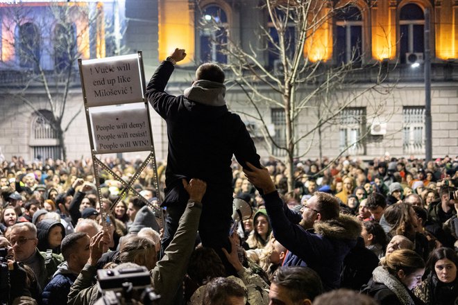 Podporniki opozicije, ki so zaradi nezadovoljstva z volilnim procesom zasedli ulice, so predsedniku Aleksandru Vučiću med drugim sporočili, da bo končal tako kot njegov nekdanji šef Slobodan Milošević. Foto Marko Djurica/Reuters