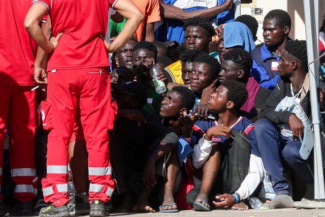 Migranti na Lampedusi v Italiji. Evropska unija dolgo ni mogla doseči kompromisa o novih azilnih pravilih. FOTO: Yara Nardi/Reuters