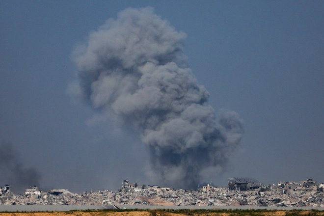 Dim nad Gazo FOTO: Ronen Zvulun/Reuters