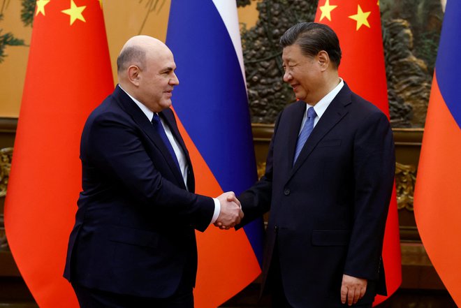 Kitajski predsednik Xi Jinping je med srečanjem z ruskim premierom Mihailom Mišustinom ponovil, da je krepitev »tesnega prijateljstva med državama strateška izbira, ki temelji na globalnih interesih njunih narodov«. FOTO: Sputnik via Reuters