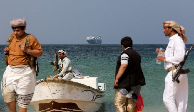 Ugrabljena tovorna ladja Galaxy Leader je zasidrana ob obali Jemna. FOTO: REUTERS/Khaled Abdullah