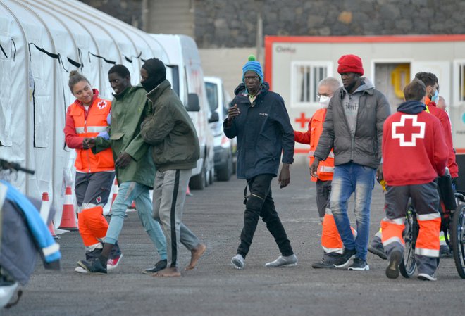 Vsaka država bo imela svoj delež za prevzem prosilcev, ki bo izračunan na podlagi števila njenih prebivalcev in BDP. Na fotografiji sprejem migrantov na Kanarskih otokih pred dnevi. FOTO: Stringer/AFP