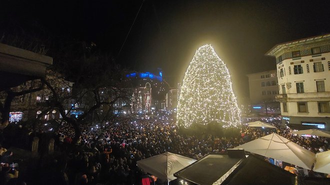 Ljubljana decembra privabi številne obiskovalce, ki pa se v središče mesta odpravijo z avtomobili. Letos se lahko brezplačno pripeljejo kar z avtobusi LPP. FOTO:  Blaž Samec/Delo