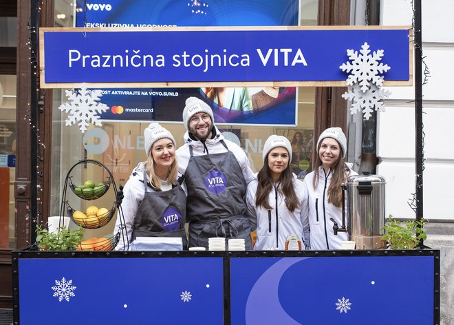 Na stojnicah je bilo živahno in v pravem decembrskem duhu. FOTO: Vita, življenjska zavarovalnica, d. d.