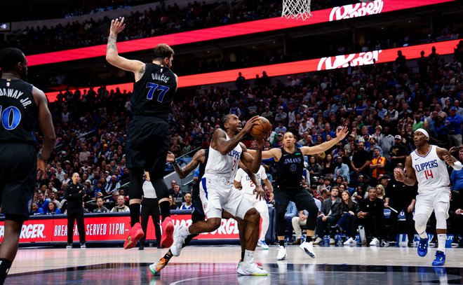 Tudi Luka Dončić je zaman poskušal ustaviti Kawhija Leonarda (z žogo) FOTO: Kevin Jairaj/USA Today Sports