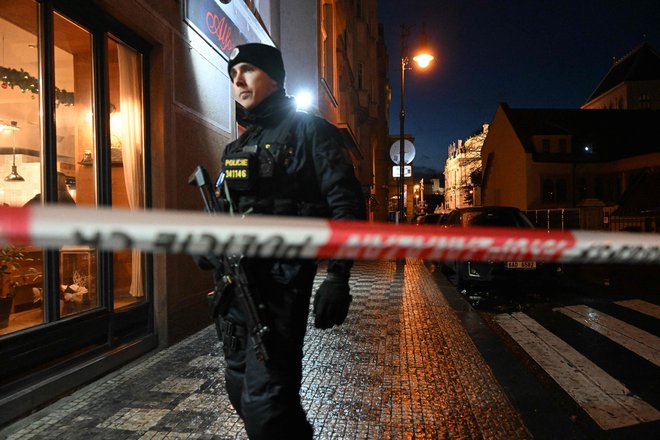 Strelec je ubil 15 in ranil vsaj 24 ljudi, preden so ga ubili. FOTO: Michal Cizek/Afp