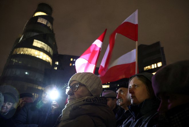 Protest pred poslopjem javne radiotelevizije TVP v Varšavi, ki ga je organizirala poljska opozicija. FOTO: Kacper Pempel/Reuters