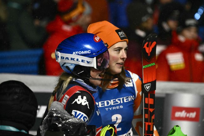 Mikaela Shiffrin (levo) je morala čestitati Petri Vlhovi. FOTO: Jeff Pachoud/AFP