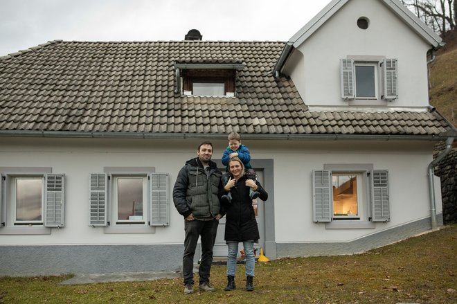 Tadej Lipovd, Neža Krivec in njun sin Bor, starejši sin Maj je bil na treningu, pred hišo nizozemskega para, kjer lahko bivajo do maja. FOTO: Voranc Vogel