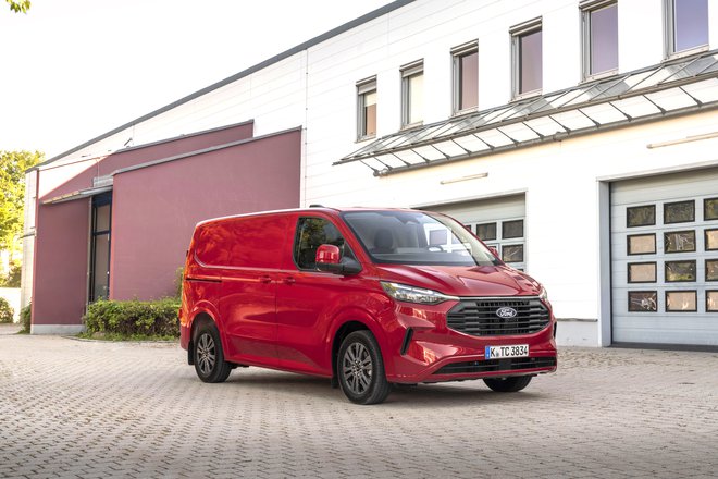 Novi ford transit custom ima lahko dizelski pogon v več izvedbah, lahko bo tudi priključni hibrid. FOTO: Ford