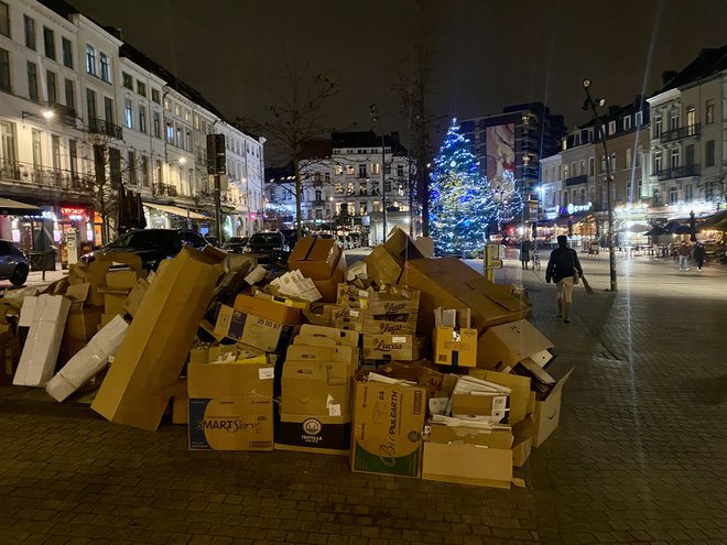 V dneh okoli božiča se Bruselj izprazni, smeti pa ostajajo.