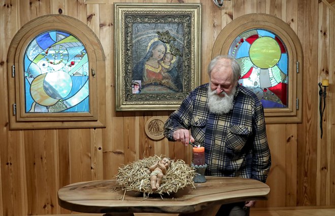 Karel Gržan je v kapeli prav tako postavil jaslice. Spomnil je, da letos mineva natančno 800 let od prvih jaslic, ki jih je v Grecciu postavil sveti Frančišček Asiški. FOTO: Blaž Samec/Delo