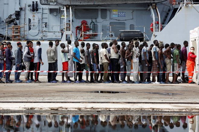 Z novim azilno-migracijskim paktom želi EU znova vzpostavili sistem pravil na zunanji meji in učinkovito nadzirati, kdo lahko vstopi v skupni prostor in kakšna pravila bodo veljala. FOTO: Antonio Parrinello/Reuters