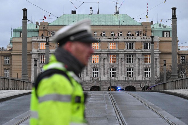 Po navedbah policije, ki so jih povzele agencije, je bil storilec študent fakultete, na kateri je sejal smrt. FOTO: Michal Cizek/AFP