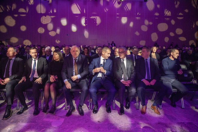 Predsednik Evropske nogometne zveze Aleksander Čeferin (v sredini) je, kot je že v navadi, pozdravil svoje nogometne prijatelje in nogometno družino na tradicionalnem novoletnem srečanju Nogometne zveze Slovenije na Gospodarskem razstavišču. FOTO: Voranc Vogel