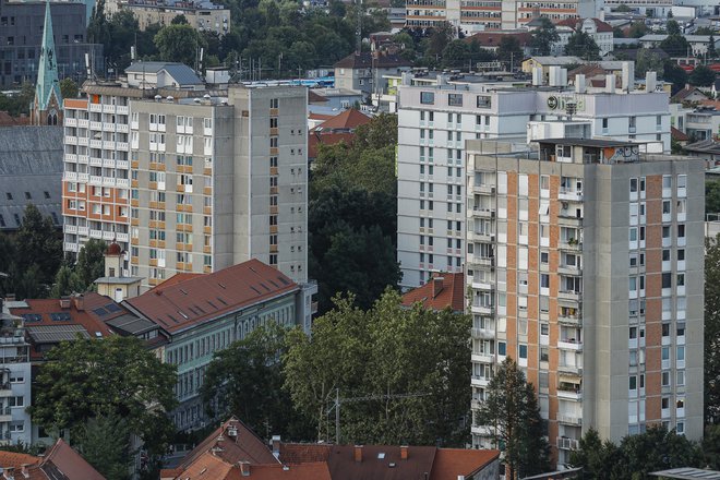 Cene rabljenih stanovanj in hiš so bile na četrtletni ravni nižje za 0,2 odstotka. To je prva pocenitev rabljenih stanovanjskih nepremičnin od zadnjega četrtletja 2019. FOTO: Jože Suhadolnik/Delo