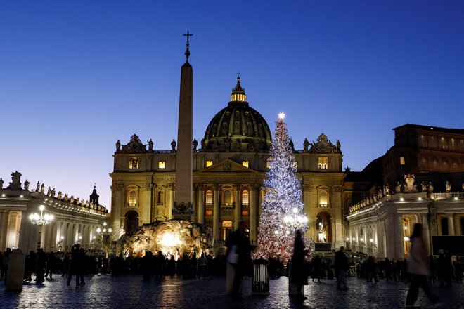 Slovesnega vzdušja si brez jaslic in božične smreke v Vatikanu ni več mogoče predstavljati. FOTO: Remo Casilli/Reuters