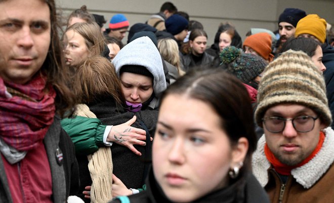 V središču Prage so se dan po napadu mnogi poklonili žrtvam največjega strelskega pohoda v sodobni češki zgodovini. FOTO: Michal Cizek/AFP