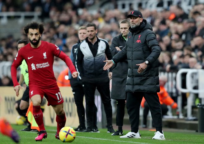 Mohamed Salah (levo) in trener Jürgen Klopp bosta poskušala vrniti Liverpool na vrh angleške lestvice. FOTO: Scott Heppell/Reuters