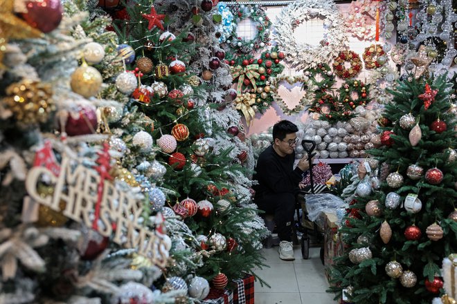 Kupi umetnih jelk v kitajskih trgovinah pričajo o čedalje manjšem zanimanju zahodnih držav za kitajske božične okraske. FOTO: Tingshu Wang/Reuters