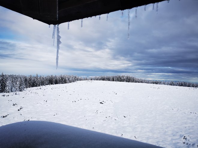 Pogled na Lovrenška jezera, ki se jih zaradi snega ni videlo. FOTO: Beti Burger