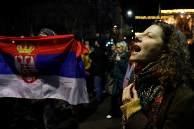 V protestih in pozivih mednarodni skupnosti, naj posreduje, je predsednik Srbije prepoznal iz tujine plačan poskus instant revolucije po receptu oranžne revolucije v Kijevu leta 2014. Foto Djordje Kojadinović/Reuters