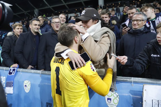 Jan Oblak je srečen tudi v objemu srčne izbranke srbske teniške igralke Olge Danilović. FOTO: Leon Vidic/Delo