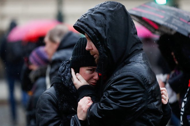 Ljudje tolažijo drug drugega po strelski tragediji, ki je prizadela celotno Češko. FOTO: David W Cerny/Reuters