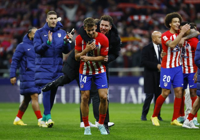 Trener Diego Simeone je planil v objem Marcosu Llorenteju, strelcu edinega današnjega gola za Atletico Madrid. FOTO:  Susana Vera/Reuters