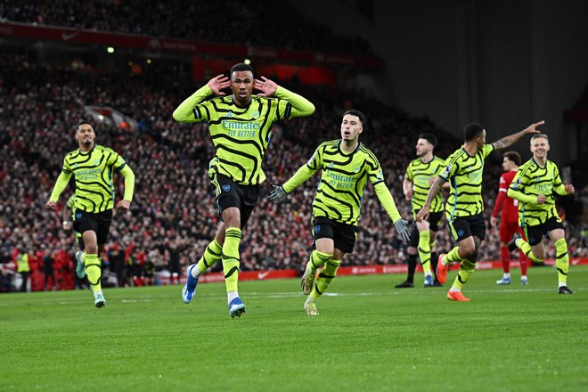 Gabriel Magalhaes (drugi z leve) je že v četrti minuti derbija popeljal Arsenal v vodstvo. FOTO: Paul Ellis/AFP