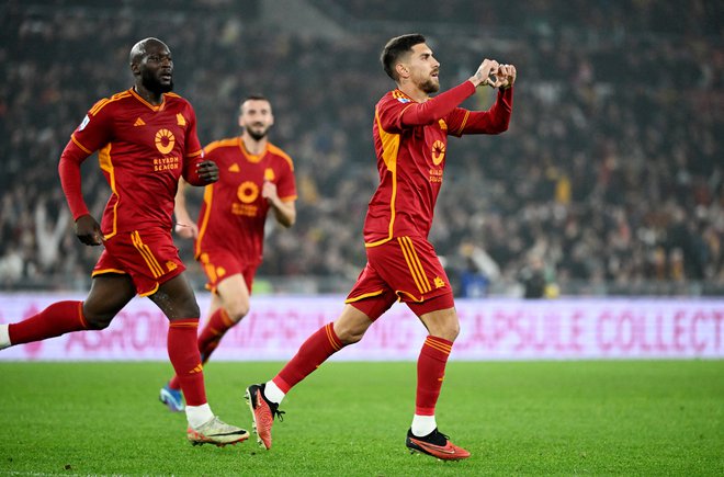 Lorenzo Pellegrini (desno) in Romelu Lukaku sta prinesla Romi tri točke. FOTO: Alberto Lingria/Reuters