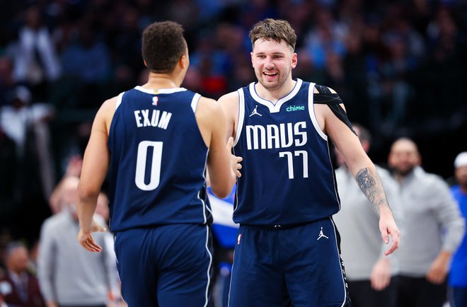 Dec 23, 2023; Dallas, Texas, USA; Dallas Mavericks guard Luka Doncic (77) celebrates with Dallas Mavericks guard Dante Exum (0) during the second half against the San Antonio Spurs at American Airlines Center. Mandatory Credit: Kevin Jairaj-USA TODAY Sports Foto Kevin Jairaj Usa Today Sports Via Reuters Con