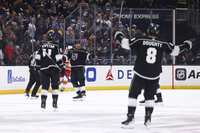 Dec 23, 2023; Los Angeles, California, USA; Los Angeles Kings right wing Quinton Byfield (55) celebrates after scoring a goal against the Calgary Flames during the third period of a game at Crypto.com Arena. Mandatory Credit: Jessica Alcheh-USA TODAY Sports Foto Jessica Alcheh Usa Today Sports Via Reuters Con