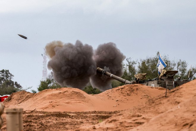 Izraelski izstrelek v bližini Gaze. FOTO: Menahem Kahana/AFP

 