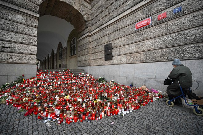 Na Češkem je v četrtek 24-letnik v strelskem pohodu na Karlovi univerzi v Pragu ubil 14 ljudi. FOTO: Michal Cizek AFP

 